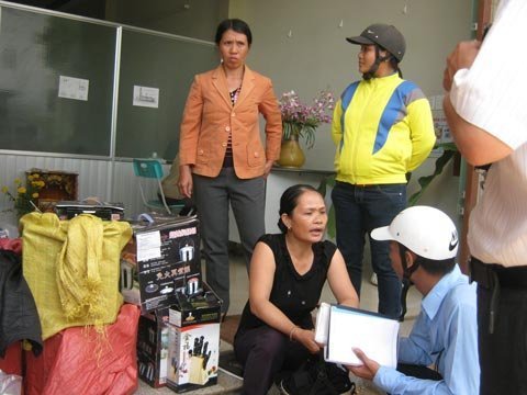  Người dân mang sản phẩm nồi ủ nhiệt đến Phòng khám đông y An Khang để trả lại sản phẩm do nghi kém chất lượng