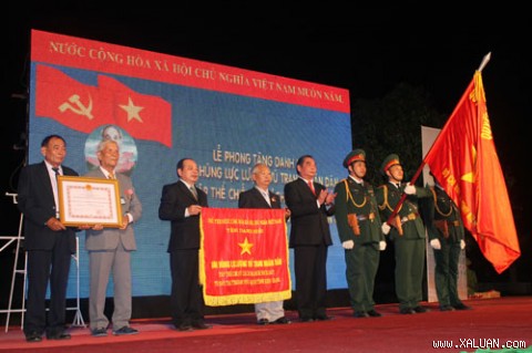     Thường trực Ban Bí thư Lê Hồng Anh trao quyết định phong tặng danh hiệu “Anh hùng lực lượng vũ trang nhân dân” - Ảnh: Giang Sơn