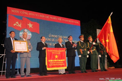 Thường trực Ban Bí thư Lê Hồng Anh trao quyết định phong tặng danh hiệu “Anh hùng lực lượng vũ trang nhân dân” - Ảnh: Giang Sơn
