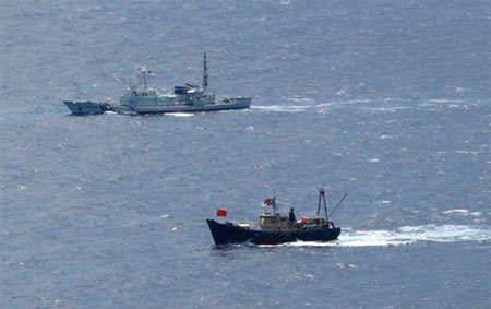 Tàu chở các nhà hoạt động Trung Quốc (ngoài) bị tàu Nhật áp sát ở quần đảo Senkaku/Điếu Ngư ngày 15/8.