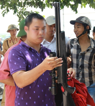 Khẩu súng được hai đối tượng khai mang ra chợ Hoà Bình bán.