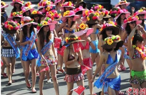 Những phụ nữ mặc bikini trượt patanh, trình diễn màn múa bụng và các vũ điệu khác nhau trong suốt buổi lễ diễu hành.