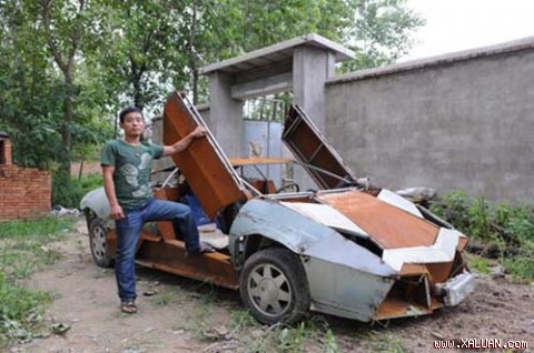 Wang Jian và chiếc Lamborghini mà anh tự tái chế. Ảnh: CFP