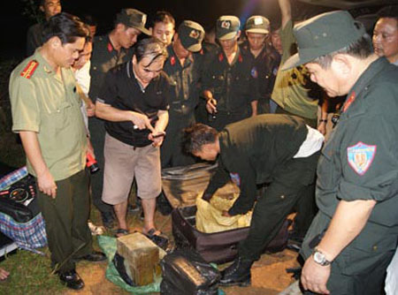 van chuyen, vận chuyển, Đại t&aacute; B&ugrave;i Đức S&ograve;n (tr&aacute;i) c&ugrave;ng lực lượng chức năng kiểm đếm số lượng heroin trong xe của đối tượng Tạ Văn H&ugrave;ng.
