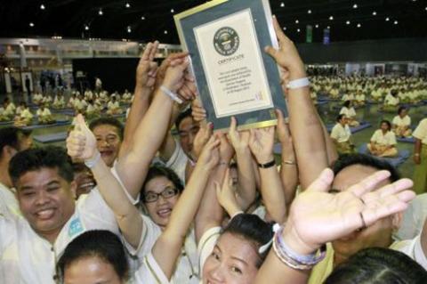 Họ vui mừng khi được công nhận kỷ lục thế giới. Ảnh: AFP