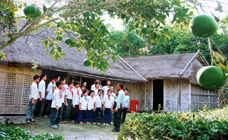 Học sinh được thầy giáo đưa đến thăm khu di tích Tổng bí thư Lê Hồng Phong.