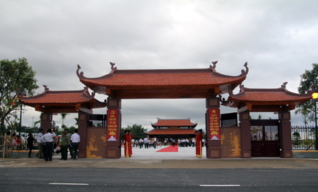 Khu tưởng niệm cố Tổng Bí thư Lê Hồng Phong được xây dựng khang trang.