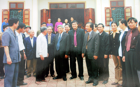 Nguyên Tổng Bí thư Lê Khả Phiêu thăm quan khu lưu niệm Tổng Bí thư Lê Hồng Phong.
