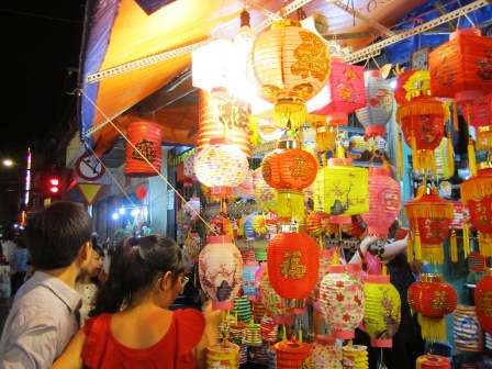 Cứ cận ngày Trung thu, khu vực này biến thành phố đèn lồng lung linh đầy màu sắc