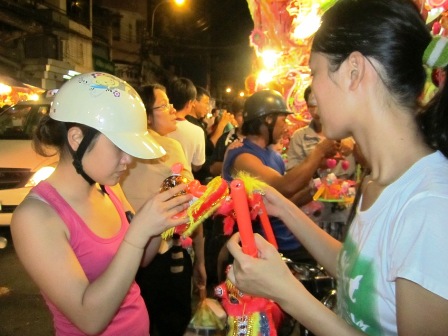 Lựa chọn thật tỉ mỉ chiếc đèn cho con