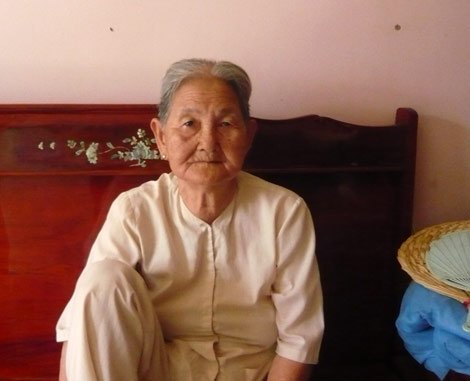 Mẹ VNAH Nguyễn Thị Niềm đang trầm tư kể về những ngày tháng chiến đấu gian khổ