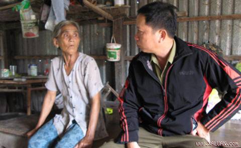 Khách đến thăm bà Tám Lũy vào sáng 14.9.2011