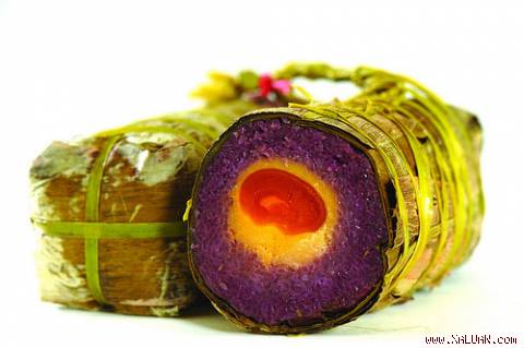 1. Bánh tét lá cẩm
