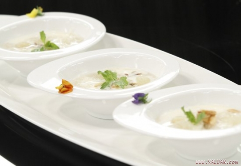 Tổ yến thường được chế biến thành món chè, chưng đường phèn...