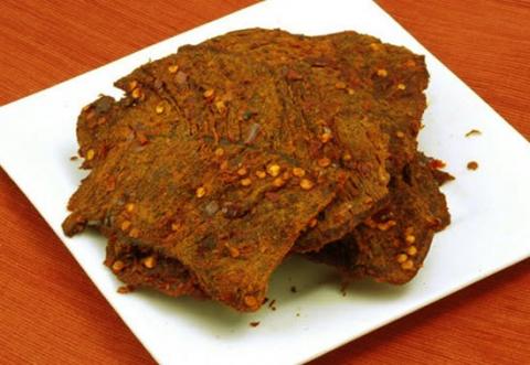 Nai khô được tẩm ướp gia vị và ép thành từng tảng lớn.