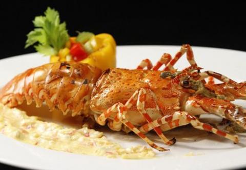 Tôm hùm Bình Ba là món ăn ngon khó bỏ qua khi đến Cam Ranh.