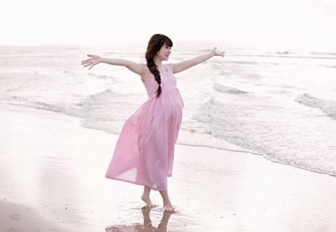 Điểm danh những bà bầu quyến rũ của showbiz Việt 9