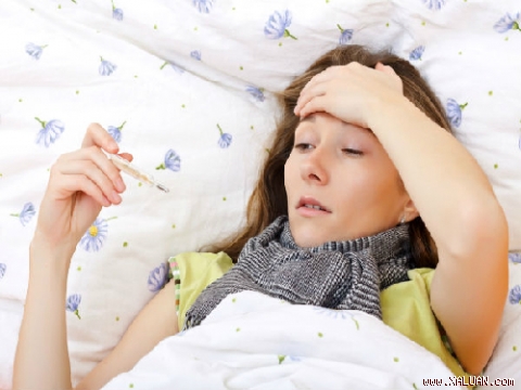 Sốt và đau đầu được coi là một kết hợp chết người. Ảnh: ojushealthcare