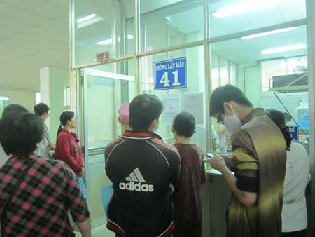 Nhiều công nhân phải đi bán cả máu mình để có tiền.