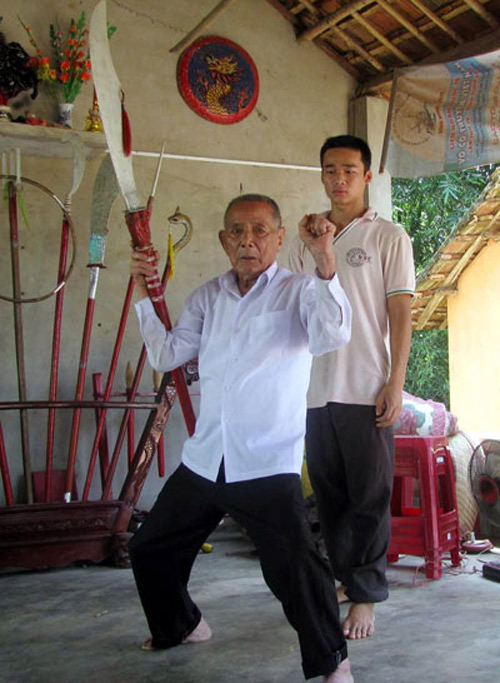 Võ sư Phan Thọ dạy học trò các thế võ, khi ông còn sống. Ảnh tư liệu.