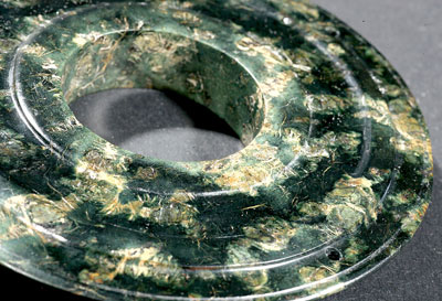 Vòng đeo được chế tác với kỹ thuật khoan lỗ và các đường cắt hình học mang tính thẩm mỹ cao.