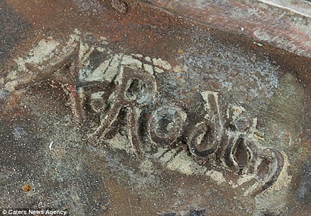 Dưới đế bức tượng vừa được tìm thấy có ghi tên viết tắt của nhà điêu khắc Auguste Rodin.