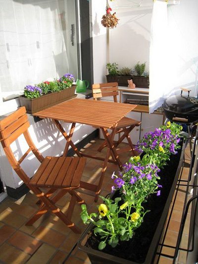 Với một vài bồn cây đơn giản và bộ bàn ghế xếp không đắt tiền, bạn đã có khu ăn sáng, uống trà thoải mái.