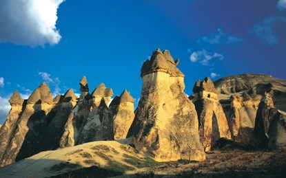 Vườn quốc gia Goreme và khu núi đá Cappadocia, Thổ Nhĩ Kỳ. Nơi đây nổi tiếng với các khối đá Cappadocia cổ đại và cuộc sống thô sơ nhưng thanh bình, yên tĩnh.