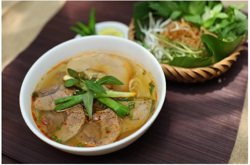 Bún bò Huế: vị cay đặc trưng của món ăn dễ dàng kích thích vị giác, mang đến cho bạn cảm giác ngon miệng khi thưởng thức sau những ngày nạp vào cơ thể bánh chưng, giò chả...