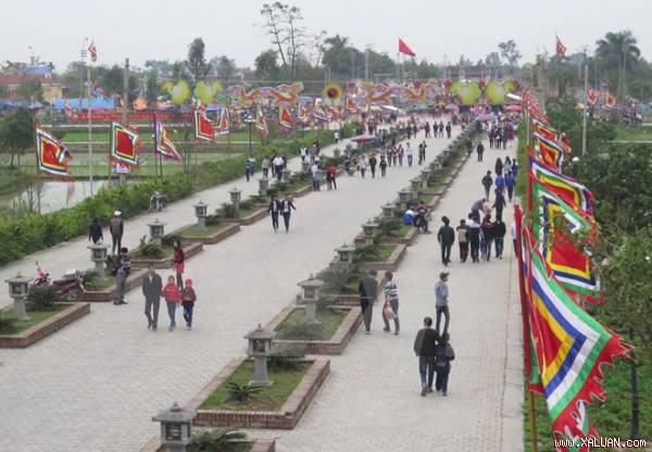 Du khách tham quan trên trục Thần Đạo - lối đi vào Khu di tích đền Trần Thái Bình.