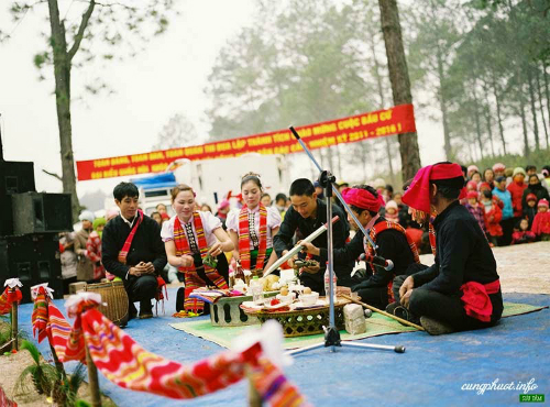 Đây là nét đẹp trong văn hóa tâm linh, thể hiện tinh thần đoàn kết cộng đồng của người Thái ở Mộc Châu khi xuân về. Ảnh: Dulichvn.gov