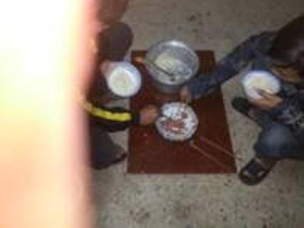 Bữa ăn của lao động Việt Nam tại Ả-rập Xê-út (ảnh do người lao động gửi email)
