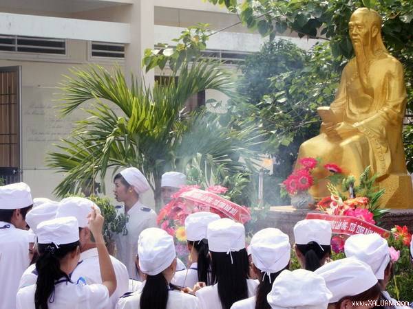 Các sinh viên ngành y dâng hương tưởng niệm trước tượng đài Đại danh y Hải Thượng Lãn Ông.