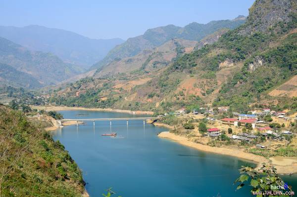 Con sông Nậm Mu bắt nguồn từ đỉnh núi cao của dãy Hoàng Liên, chảy ngoằn ngoèo qua địa phận huyện Than Uyên tỉnh Lai Châu rồi đổ vào sông Đà rộng lớn tại Sơn La.