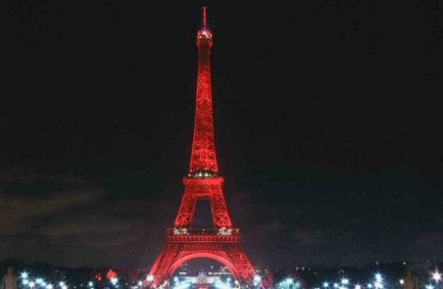 Màu sắc nguyên thủy của Eiffel là đỏ. Ảnh: Thrillist