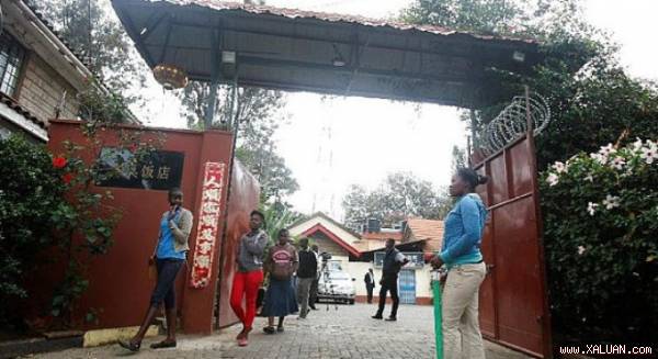 Bên ngoài nhà hàng Trung Quốc cấm người Phi ở Nairobi