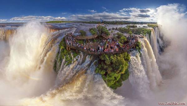 Thác Iguazu là ranh giới tự nhiên giữa Argentina và Brazil. Dòng nước đổ ụp xuống từ độ cao gần 100 m khiến Iguazu đẹp hùng vĩ với bọt tung trắng xóa.