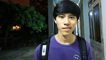 Chàng sinh viên Lê Doãn Ý đang phải đi làm thêm để trang trải việc học hành. Ảnh: Nguyễn Đông.