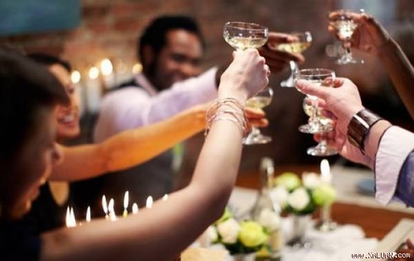 Phụ nữ uống rượu đốt cháy nhiều calo hơn đàn ông.