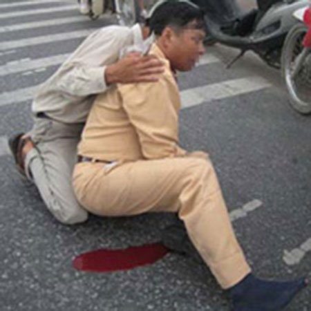 Rút dao đâm CSGT hòng đòi lại xe vi phạm