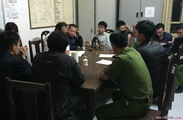 Đại diện gia đình, cơ quan điều tra, kiểm sát viên họp trước khi giám định pháp y - Ảnh: M.Quang