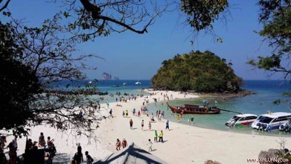Đảo Tup xin đẹp với làn nước xanh mướt gối đầu lên bờ cát tráng mịn