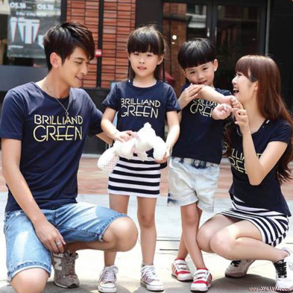 Đồng phục gia đình sẽ giúp gia đình nhỏ của bạn thêm nổi bật giữa đám đông.