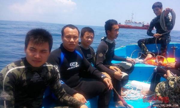 Lực lượng đặc công người nhái đang trên đường tìm kiếm hai máy bay gặp nạn - Ảnh: Hoàng Văn Số