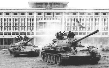 Trưa ngày 30.4.1975, những người lính xe tăng đã tiến vào chiếm Dinh Độc Lập, cắm cờ trên nóc Dinh.   T.L