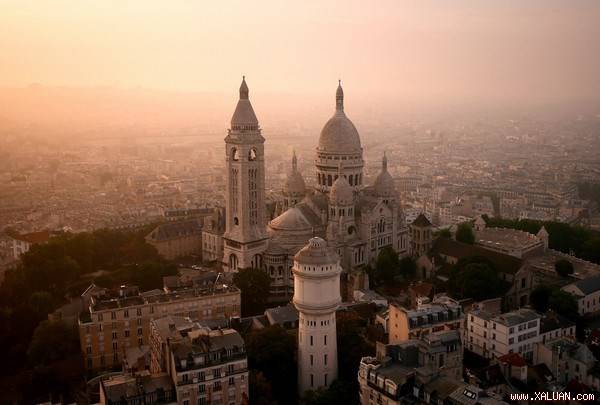 Trong ảnh là Nhà thờ Sacre Coeur, Paris, tương truyền rằng nơi này đang cất giữ trái tim của chúa Jesus.