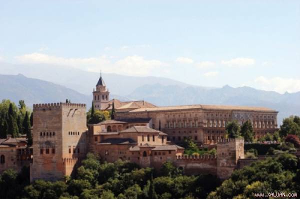 Thành Alhambra nhìn từ bên ngoài