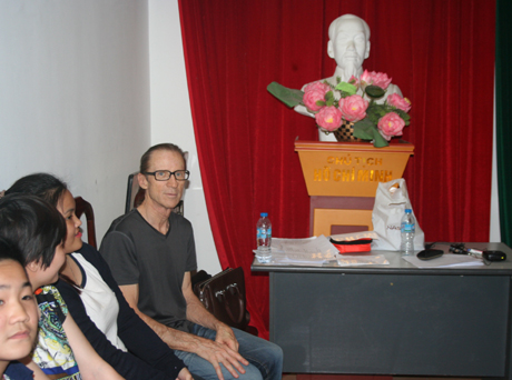 Paul George Harding và các học viên tại một lớp học tiếng Anh miễn phí ở Hà Nội.