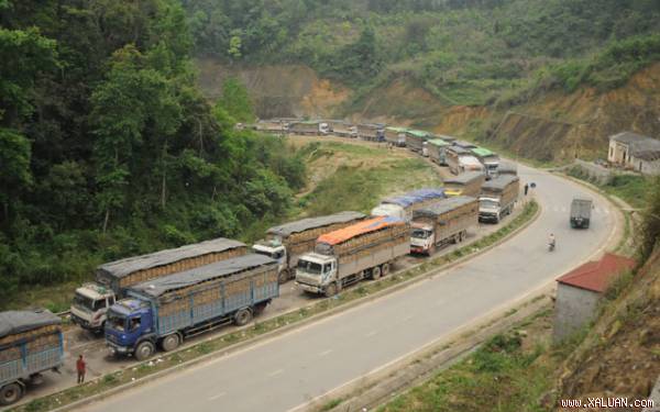  Xe tải chở dưa hấu xếp hàng dài chờ xuất khẩu sang Trung Quốc tại cửa khẩu Tân Thanh, Lạng Sơn. Ảnh: Đàm Duy