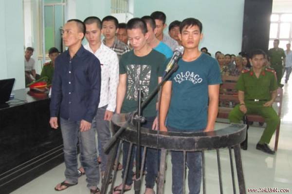 Bị cáo Văn Tâm, Tài, Tịnh, Hoàng, Thắng, Tâm, Thiện, Cường, Trọng, Thái, Thanh trước vành móng ngựa - Ảnh: Báo Công Lý